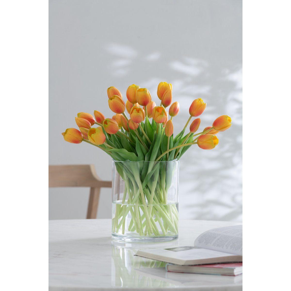 J-Line boeket met 5 grote tulpen in oranje en geel, perfect als kleurrijke en onderhoudsvrije decoratie voor het interieur