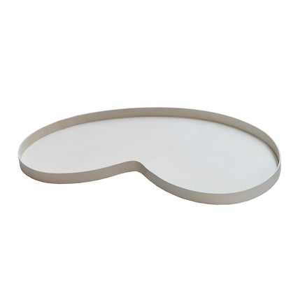 Ben je op zoek naar een stijlvol dienblad dat jouw interieur direct een upgrade geeft? Dit&nbsp;Beige Kidney Dienblad&nbsp;in de organische bonenvorm is de perfecte keuze! De luxe gouden kleur en de unieke vorm maken het tot een echte blikvanger die de aandacht trekt in elke ruimte.

Dit dienblad is niet alleen een prachtig decoratief item, maar ook erg praktisch. Gebruik het om kaarsen, vazen of andere accessoires elegante tentoon te stellen. Het dienblad is gemaakt van stevig metaal, waardoor het garant s