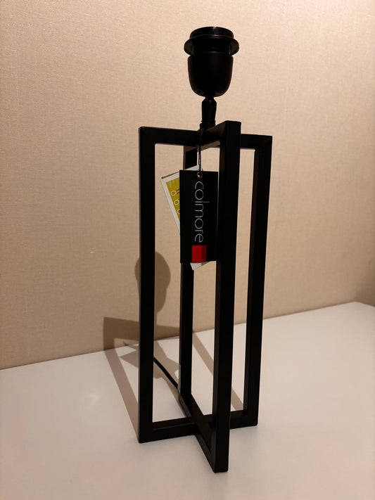 Colmore lampenvoet van zwart metaal, met een strak en minimalistisch design, 45x15 cm, ideaal voor verschillende interieurstijlen.